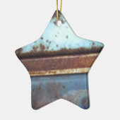 青とティール（緑がかった色）の錆びたトラックのクローズアップ セラミックオーナメント (左)