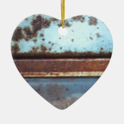 青とティール（緑がかった色）の錆びたトラックのクローズアップ セラミックオーナメント (正面)