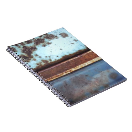 青とティール（緑がかった色）の錆びたトラックのクローズアップ ノートブック (右側)