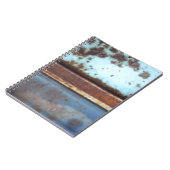 青とティール(緑がかった色)の錆びたトラックのクローズアップ ノートブック (左側)