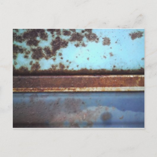 青とティール(緑がかった色)の錆びたトラックのクローズアップ ポストカード (正面)