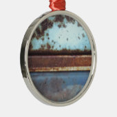 青とティール（緑がかった色）の錆びたトラックのクローズアップ メタルオーナメント (右)