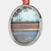 青とティール（緑がかった色）の錆びたトラックのクローズアップ メタルオーナメント (左)