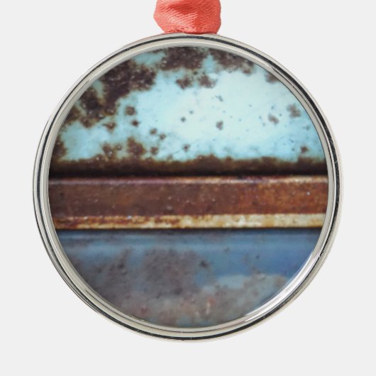 青とティール（緑がかった色）の錆びたトラックのクローズアップ メタルオーナメント (正面)