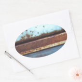 青とティール（緑がかった色）の錆びたトラックのクローズアップ 楕円形シール (封筒)