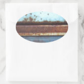 青とティール（緑がかった色）の錆びたトラックのクローズアップ 楕円形シール (バッグ)