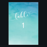 青とティール（緑がかった色）グラデーションの水色サンセリフ テーブルナンバー<br><div class="desc">これは、水をテーマにしたモダンお祝い、カジュアルビーチ、または水の選択に優れた選択結婚である。水彩背景の豊かな青と軽いティール（緑がかった色）の海の色グラデーションは、鮮やかでありながら微妙である。該当する番号を入力するには、フィールド番号を使用する。このバージョンはsans-serifフォントを使用してトップの"table"にある"fancier"スクリプトを補完するユーザのために作成された読が、番号フォントは任意のZazzleのオプションに変更することができもしる。</div>