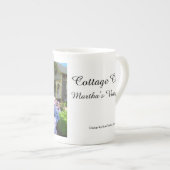 青とピンクのアジサイ – マーサのブドウ園 ボーンチャイナマグカップ (正面右)