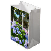 青とピンクのアジサイ – マーサのブドウ畑のメディア ミディアムペーパーバッグ (正面アングル)