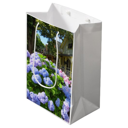 青とピンクのアジサイ – マーサのブドウ畑のメディア ミディアムペーパーバッグ (正面アングル)