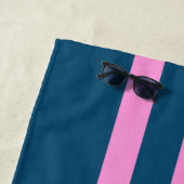 青とピンクのストライプパターンパーソナライズされた ビーチタオル (インサイチュ)