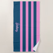 青とピンクのストライプパターンパーソナライズされた ビーチタオル (正面)