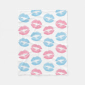 青とピンクの唇のパターン、口紅、キス フリースブランケット (正面)