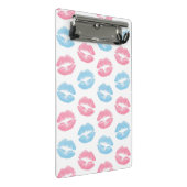 青とピンクの唇のパターン、口紅、キス ミニクリップボード (アングル)