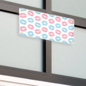 青とピンクの唇のパターン、口紅、キス 横断幕 (ビルの外側)