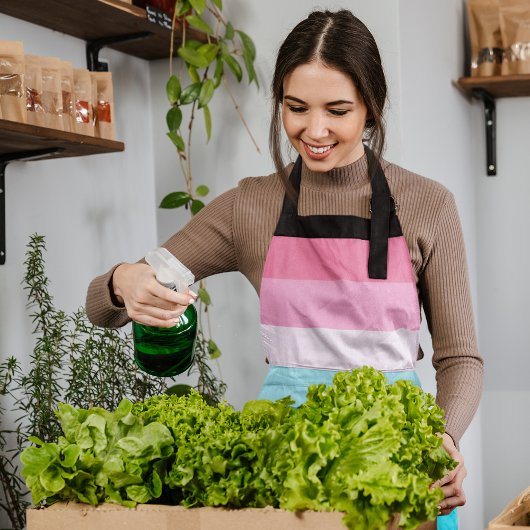 青とピンクの色の濃淡のストライプ エプロン