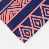 青と珊瑚赤色の部族の幾何学的パターン フリースブランケット (角)