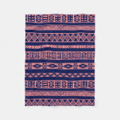 青と珊瑚赤色の部族の幾何学的パターン フリースブランケット (正面)