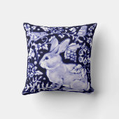 青と白うさぎ枕「Dedham Blue」デザイン クッション (裏面)