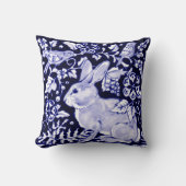 青と白うさぎ枕「Dedham Blue」デザイン クッション (正面)