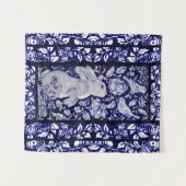 青と白うさぎ鳥フローラウッドランドネイビーアート タペストリー (正面(横))