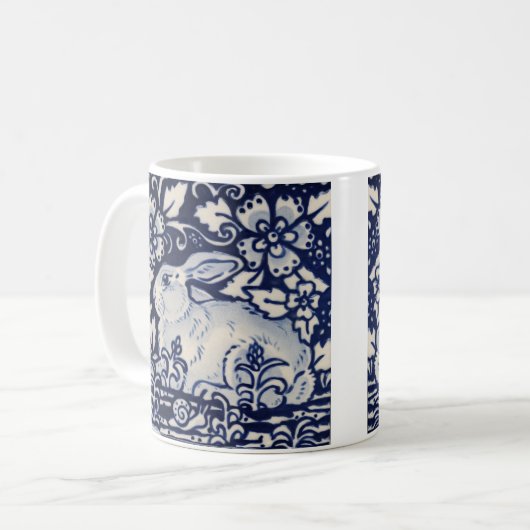 青と白のうさぎ木の国の花のかたつむり コーヒーマグカップ (正面左)