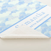 青と白のふわふわ雲の名パーソナライズされた前 シェルパブランケット (3/4)