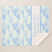 青と白のふわふわ雲の名パーソナライズされた前 シェルパブランケット (正面(横))