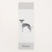 青と白のイタリアングレイハウンド名前をカスタムする ヨガマット (正面)