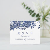 青と白のエレガントヴィンテージレース結婚式RSVP インビテーションポストカード (スタンド正面)