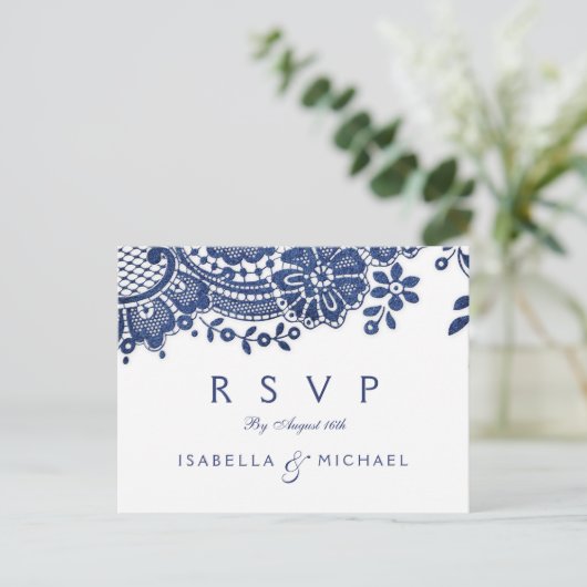 青と白のエレガントヴィンテージレース結婚式RSVP インビテーションポストカード (スタンド正面)