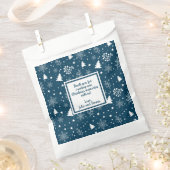 青と白のクリスマスツリーのパーティー フェイバーバッグ (クリップ留めされた状態)