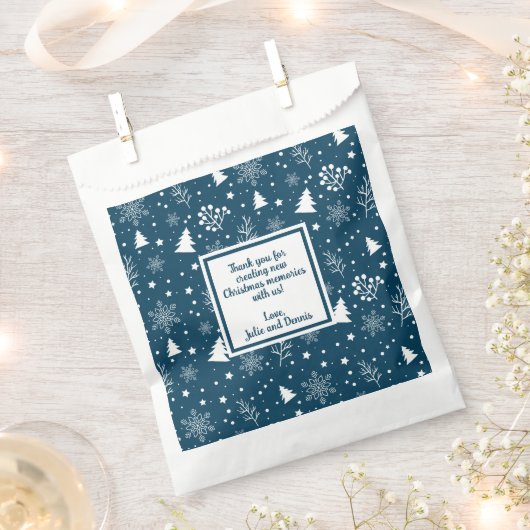 青と白のクリスマスツリーのパーティー フェイバーバッグ (クリップ留めされた状態)