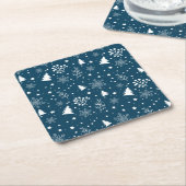 青と白のクリスマスツリー、雪片の休日 スクエアペーパーコースター (アングル)