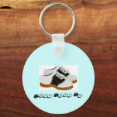 青と白のサドルシューズ – 日が通り過ぎ キーホルダー (正面)