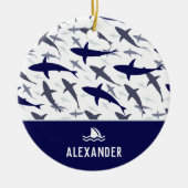 青と白のサメのパターンと名前ボーイスクリスマス セラミックオーナメント (正面)