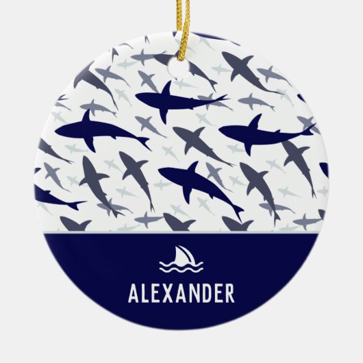 青と白のサメのパターンと名前ボーイスクリスマス セラミックオーナメント (正面)