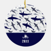 青と白のサメのパターンと名前ボーイスクリスマス セラミックオーナメント (裏面)