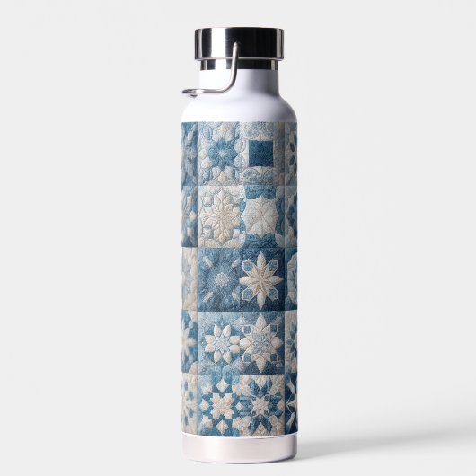 青と白のスノーフレークのキルト ウォーターボトル (右面)