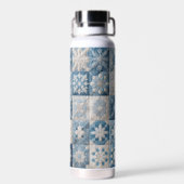青と白のスノーフレークのキルト ウォーターボトル (背面)