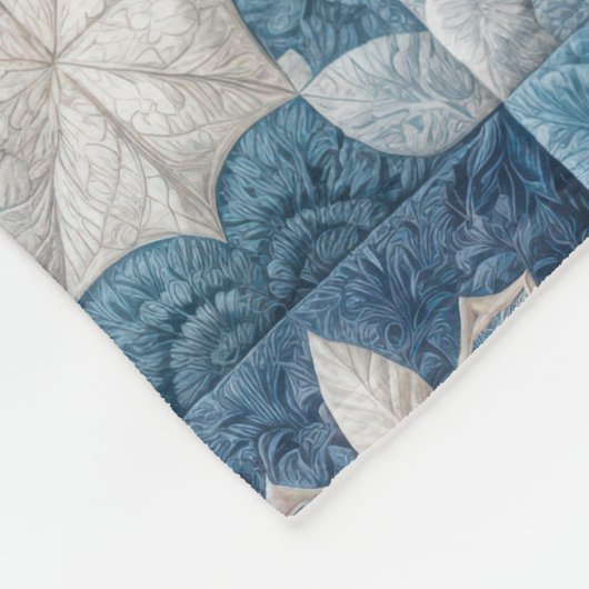 青と白のスノーフレークのキルト フリースブランケット (角)