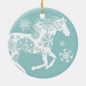青と白のスノーフレークのクリスマスホース セラミックオーナメント (裏面)