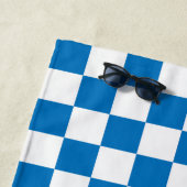 青と白のチェッカーボードパターン ビーチタオル (インサイチュ)