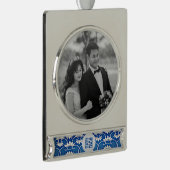 青と白のチノイセリ結婚ーズ シルバープレートバナーオーナメント (右)