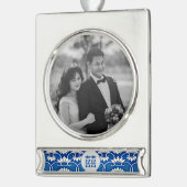 青と白のチノイセリ結婚ーズ シルバープレートバナーオーナメント (左)