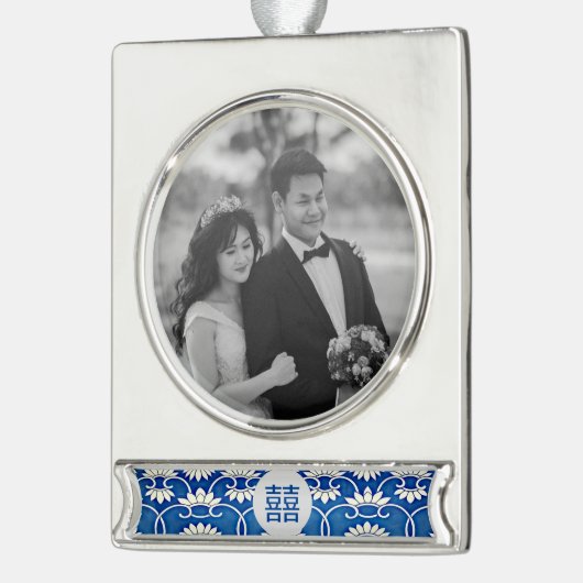 青と白のチノイセリ結婚ーズ シルバープレートバナーオーナメント (左)