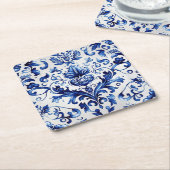青と白のデルフトスタイルフローラオーナメントパターン スクエアペーパーコースター (アングル)