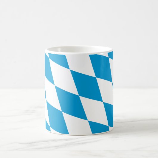 青と白のバイエルダイヤモンド国旗のパターン コーヒーマグカップ (中央)