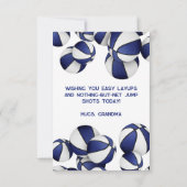 青と白のバスケットボールで試合の幸運を祈る カード (裏面)