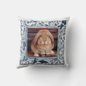 青と白のバニーラビットペット写真Dedham Delft クッション (裏面)